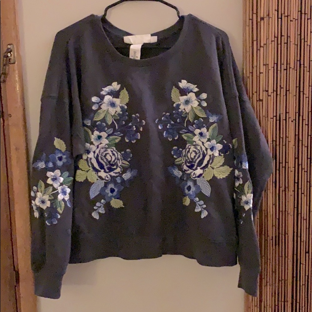 Navy sweatshirt with embroidered flowers detail